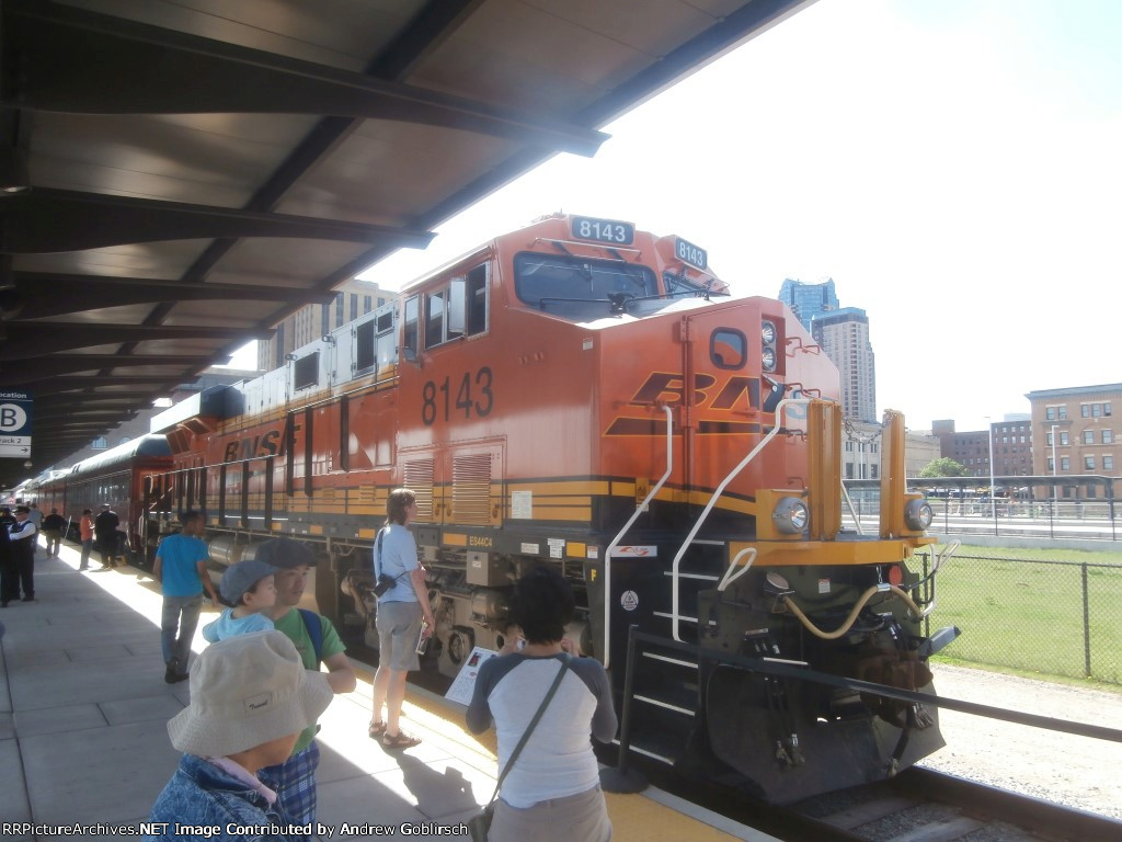 BNSF 8143 & 4 Passenger Cars